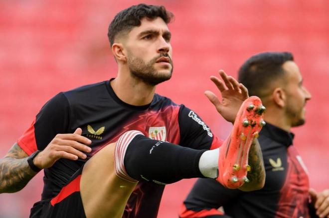 El central Unai Núñez calienta en San Mamés (Foto: Athletic Club).