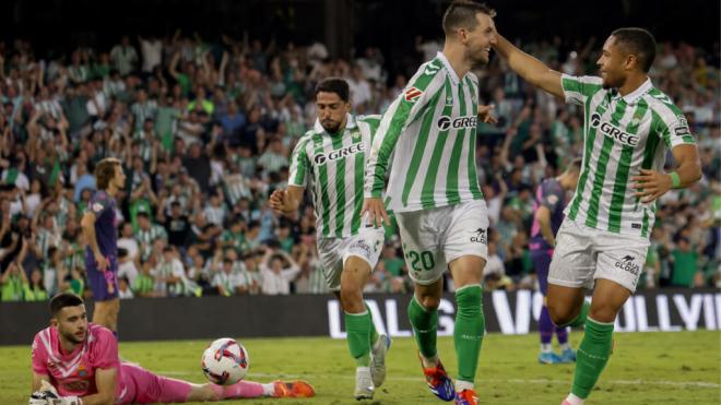 Fornals, al fondo, celebra el gol de Lo Celso (Foto: Kiko Hurtado).