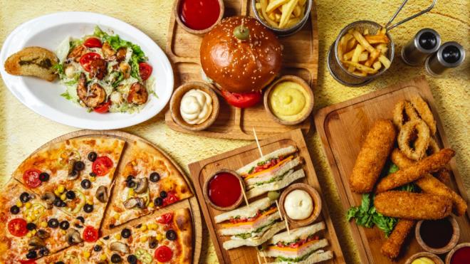 Conjunto de comidas hipercalóricas -pizza, hamburguesa, fritos, sándwiches- (Foto: Freepik)