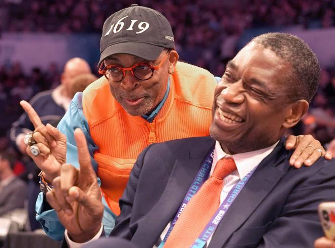 Spike Lee y Dikembe Mutombo posan durante un partido de los Knicks (Foto: Cordon Press).