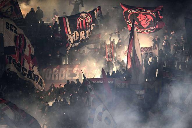 Ultras del Milan en San Siro (Foto: Cordon Press).