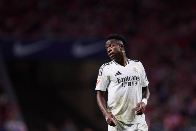 Vinicius se lamenta durante el derbi Atlético-Real Madrid (Foto: Cordon Press).