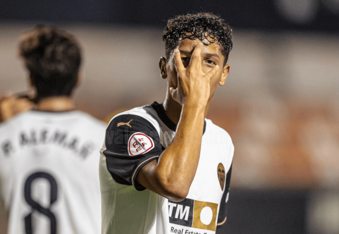 Warren Madrigal celebra su primer gol oficial con el VCF Mestalla (Foto: Valencia CF).