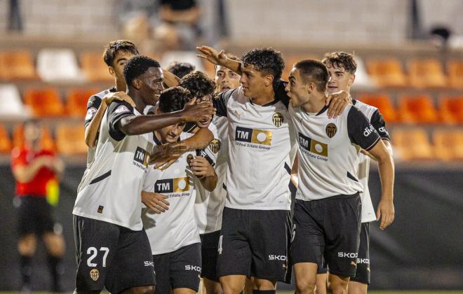 Warren Madrigal celebra su primer gol oficial con el VCF Mestalla (Foto: Valencia CF).