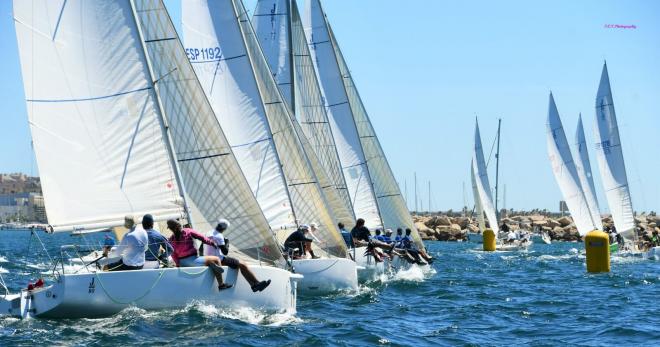 Los monotipos descansan en la bahía a la espera de la prueba en La Línea de la Concepción.