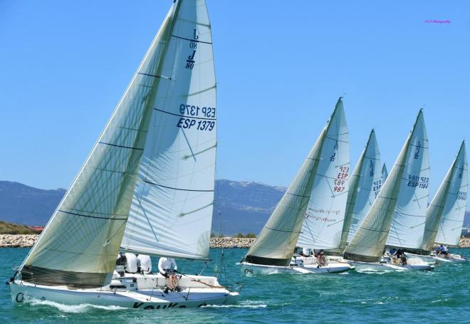 Las embarcaciones transitan por la Bahía de Cádiz en el circuito Alcaidesa Marina J/80.