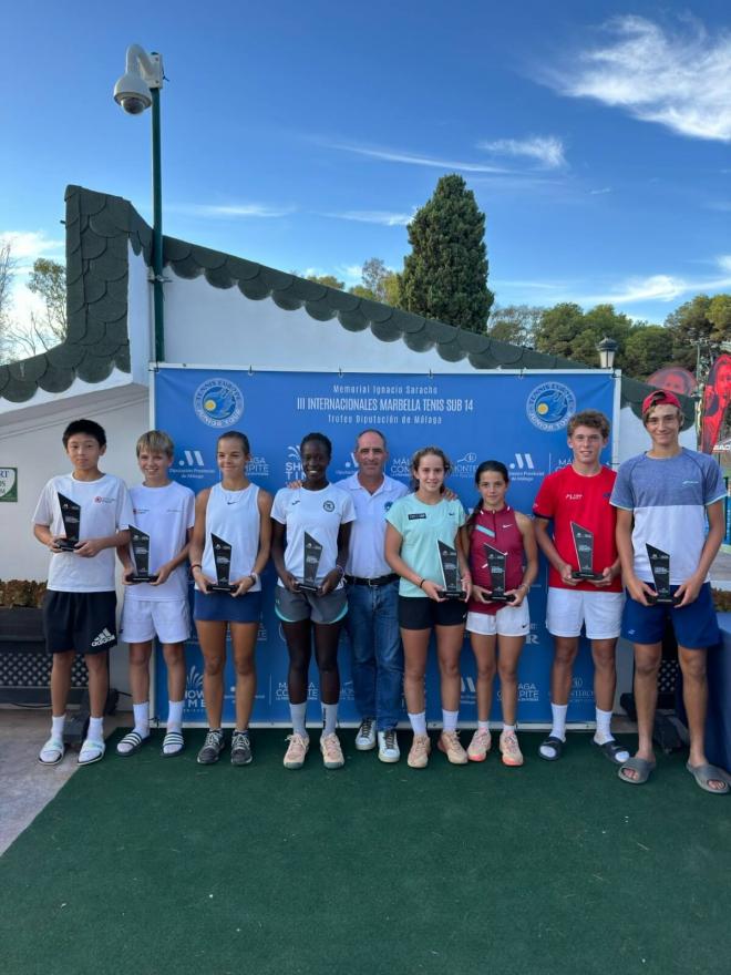 Posado de los ganadores en el III Internacionales de Marbella de tenis sub 14.