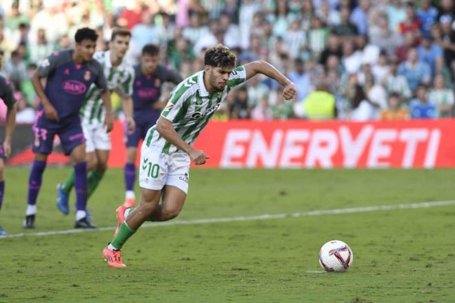 Ez Abde, lanzando el penalti que falló (Foto: Kiko Hurtado).