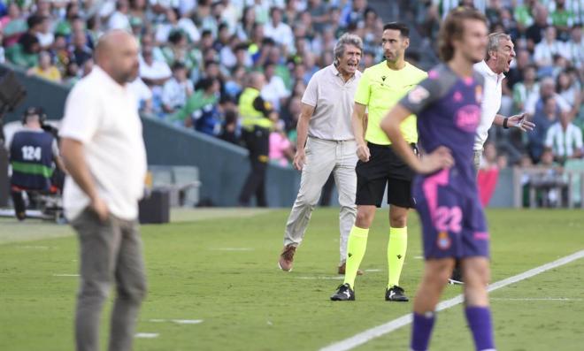 Pellegrini, reclamando la atención de Lo Celso antes de que Abde tirara el penalti (Foto: Kiko Hurtado).