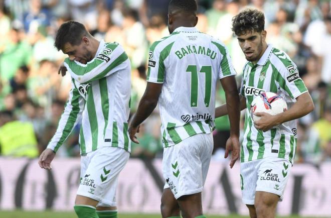 Ez Abde y Lo Celso, antes de lanzar el penalti (Foto: Kiko Hurtado).