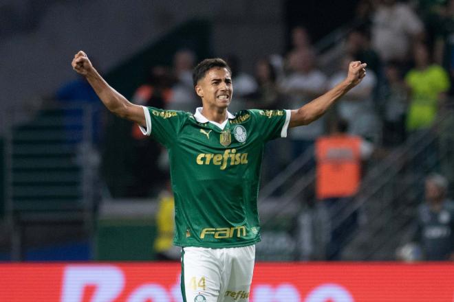 Vitor Reis, en la órbitas del Real Madrid y Barça, en un partido del Palmeiras (FOTO: Cordón Press).