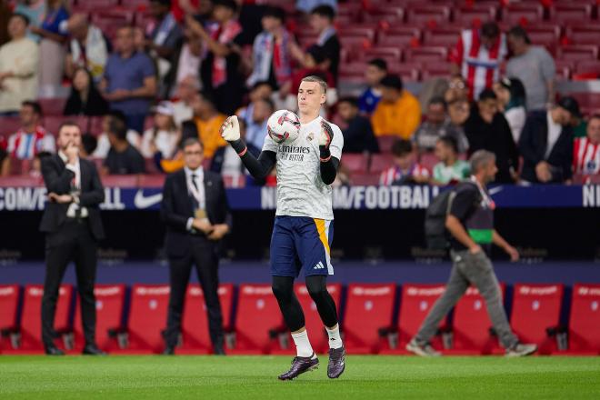 Lunin calienta antes del derbi entre el Atlético de Madrid y el Real Madrid (FOTO: Cordón Press).