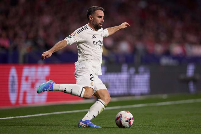 Dani Carvajal golpea un balón durante el Atlético-Real Madrid (FOTO: Cordón Press).