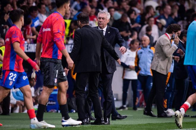 Ancelotti y Simeone se saludan antes del derbi Atlético-Real Madrid (Foto: Cordon Press).