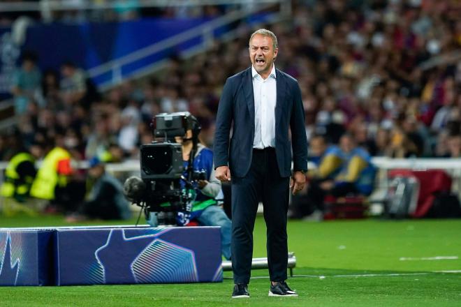 Hansi Flick da instrucciones durante el Barcelona-Young Boys (Foto: Cordon Press).