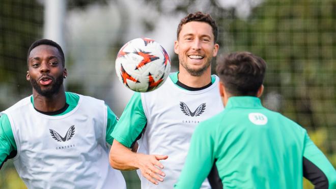 Iñaki Williams y Oscar De marcos se entrenan con muy buen ambiente en Lezama antes de medirse al AZ Almaar (Foto: Athletic Club).