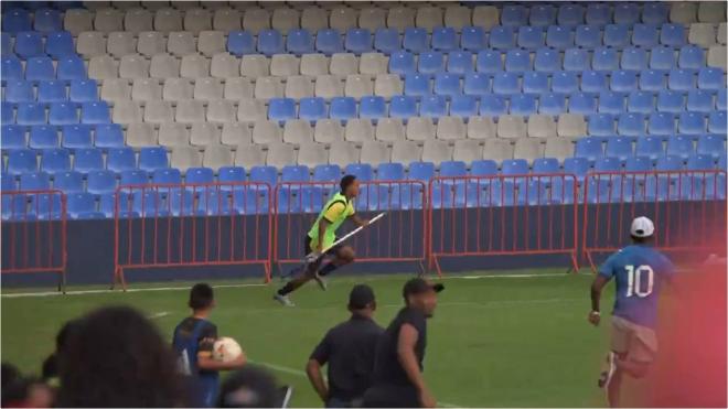 Un jugador ecuatoriano con el banderín de córner en el Ecuador-Argentina sub15.