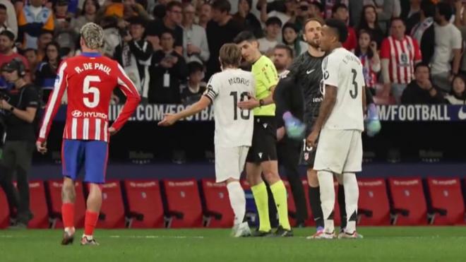 Luka Modric hablando con Busquets Ferrer en el derbi (LaLiga)