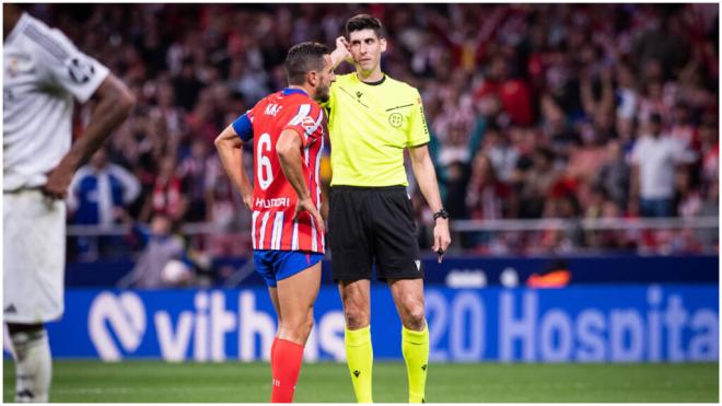 Mateu Lahoz consideró reseñable el trabajo de Busquets Ferrer en el derbi (foto: Cordon Press).