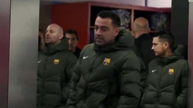 Xavi Hernández hablando con sus jugadores (Redes Sociales)