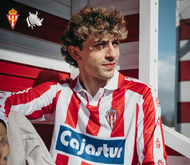 Gelabert posa con la camiseta retro del Sporting (Foto: Real Sporting).