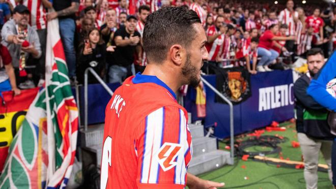 Koke durante su intento de calmar a los ultras del fondo sur en el derbi