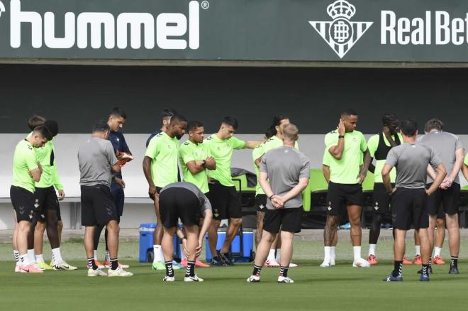 Los jugadores del Betis en un entrenamiento de este semana en las habituales charlas iniciales (Foto: Kiko Hurtado).