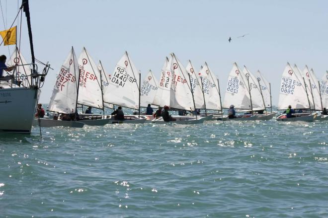 Las embarcaciones esperan la salida en la Copa de Andalucía Optimist en Chipiona.