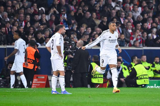 Kylian Mbappé entrando al terreno de juego (Foto: Cordon Press)