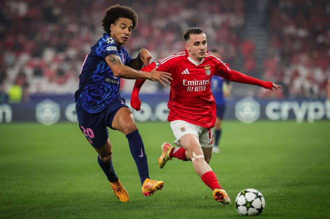 Aktükoglu se marcha de la presión de Witsel en el Benfica-Atlético (FOTO: Cordón Press).