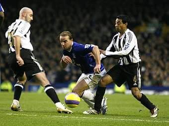 Andy van der Meyde, durante un Newcastle-Everton (Foto: Cordon Press).