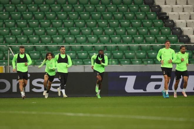 Los jugadores del Betis, entrenando en Varsovia (Foto: EFE).