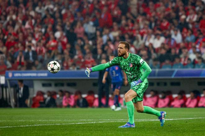 Jan Oblak saca en el Benfica-Atlético de Madrid (Foto: Cordon Press).