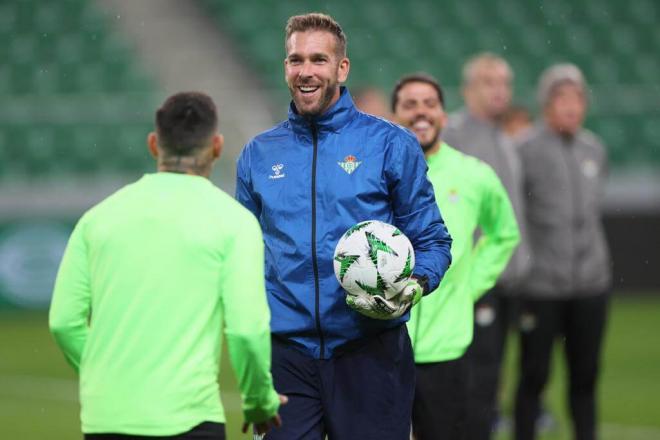 Adrián San Miguel, entrenando en Varsovia (Foto: EFE).