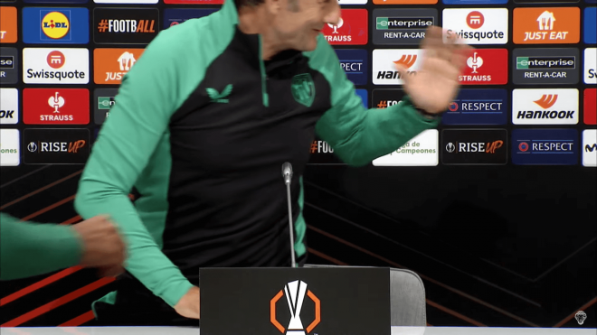 Ernesto Valverde bromea con el traductor. (Foto: Athletic)