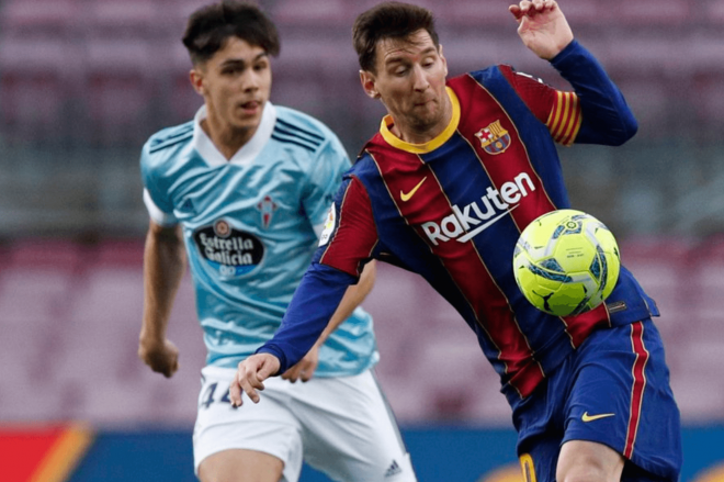 Hugo Sotelo ante Leo Messi en su debut en Primera (Foto: RC Celta).