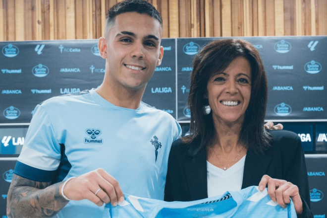 Fátima Sotelo junto a su hijo Hugo Sotelo en la renovación de su contrato (Foto: RC Celta).