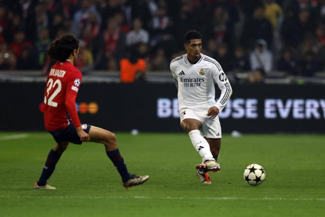 Jude Bellingham conduce un balón en el Lille-Real Madrid (Foto: EFE).