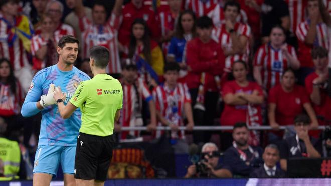 Busquets Ferrer y Courtois, tras el lanzamiento de mecheros durante el derbi (Cordoon Press)