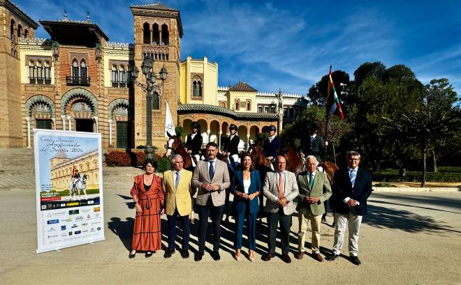 Presentación de la Gran Semana Anglo-árabe en la Plaza de América de Sevilla.