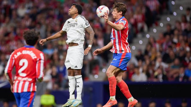 Robin Le Normand, controlando el balón con la cabeza en el Atlético-Real Madrid(Foto: Cordon Press)