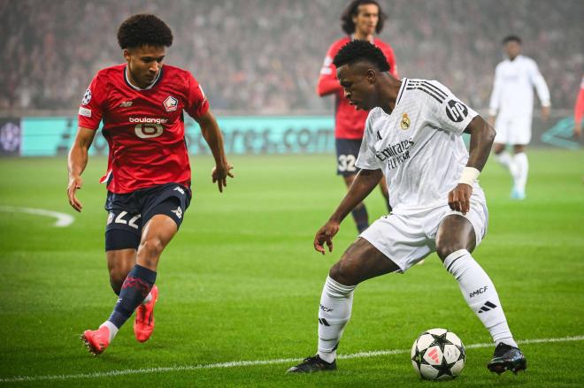 Vinicius encara a un defensa en el Lille-Real Madrid (Foto: Cordon Press).