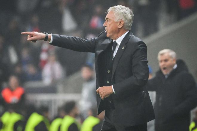 Carlo Ancelotti da instrucciones en el Lille-Real Madrid (Foto: Cordon Press).