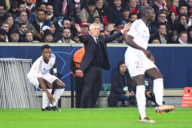 Carlo Ancelotti, enfadado en el Lille-Real Madrid (Foto: Cordon Press).