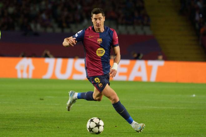 Robert Lewandowski conduce el balón en el Barcelona-Young Boys (Foto: Cordon Press).