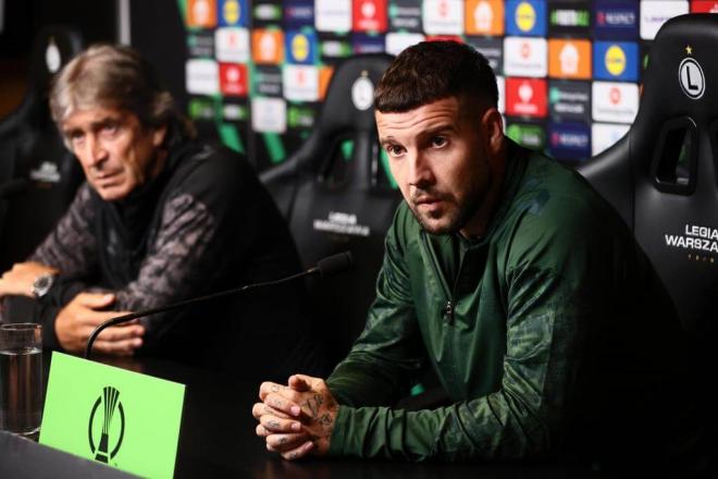 Manuel Pellegrini y Aitor Ruibal, en la previa del partido ante el Legia (Foto: EFE).