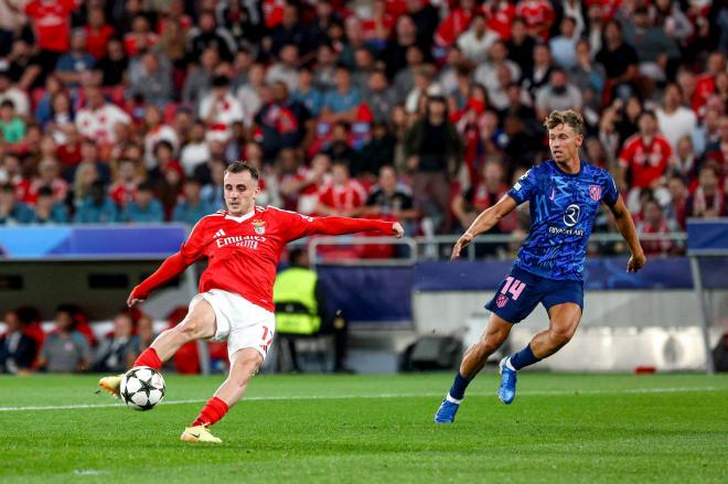 Aktükoglu ante Marcos Llorente en el Benfica-Atlético (FOTO: Cordón Press).