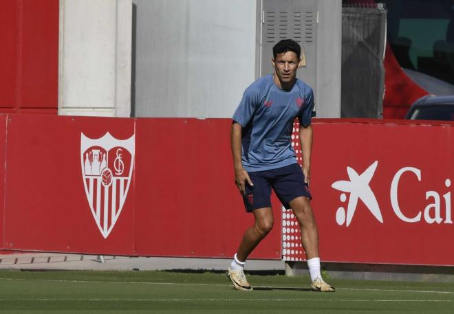 Jesús Navas participa en la antepenúltima sesión previa a su último derbi (Foto: Kiko Hurtado).