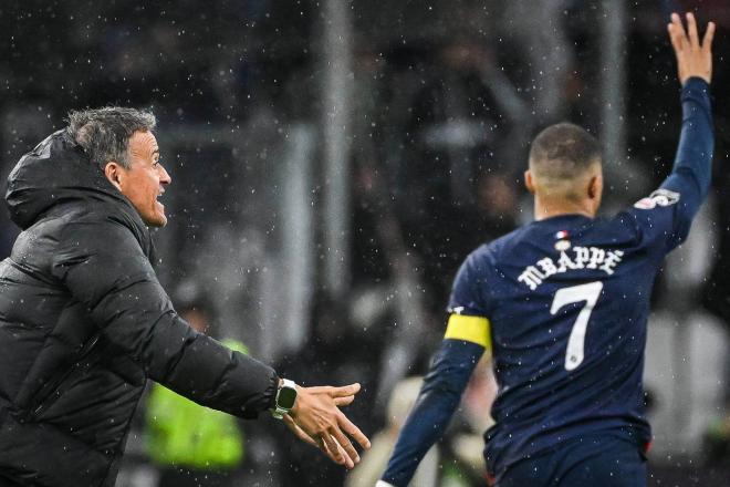 Luis Enrique y Mbappé durante un partido (Foto: Cordon Press)