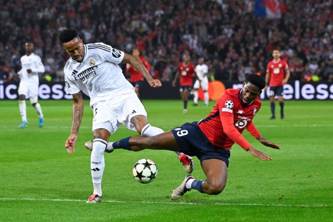 Eder Militao robando un balón a Jonathan David en el Lille-Real Madrid (Foto: Cordon Press).